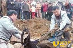 千年古墓挖出女活人：千年不腐会呻吟吓坏考古员_灵异鬼话_玛丽人
