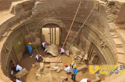 校园挖出千年古墓 女僵尸复活夜闯男生宿舍_灵异鬼话_玛丽人