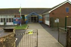 14名小学生近距离遭遇不明飞行物UFO，窗外出现银色外星人 - 玛丽人