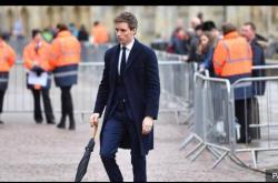 “小雀斑”参加霍金葬礼 发表动情演讲