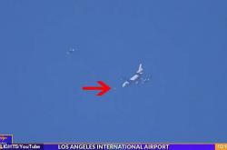 美国总统拜登专机附近拍到UFO，银白色物体快速移动 -灵异事件