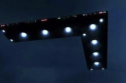 凤凰城UFO事件未解之谜：数千人目睹的"V字巨光"，军方隐瞒了什么？