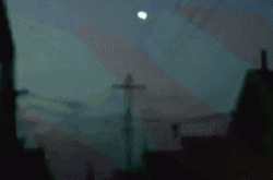 青岛天空惊现不明飞行物，疑似UFO！被不少市民亲眼看到