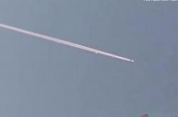 不明飞行物超美国战机 拍摄者目瞪口呆