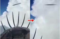 两个UFO从私人飞机前高速飞过