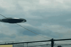 乘坐UFO飞船的外星人是小矮人？男子空中拍下离奇一幕