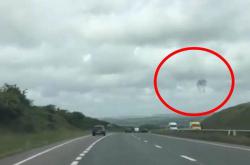 UFO现身？天空冒神秘物体不断变形