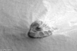 网友发现火星上的神秘图腾酷似被掩盖的飞碟形状的UFO！