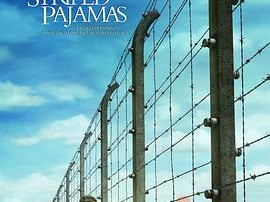 穿条纹睡衣的男孩