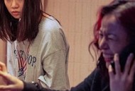 两位穿着同样内衣的女子