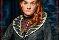 绛红雪白的花瓣