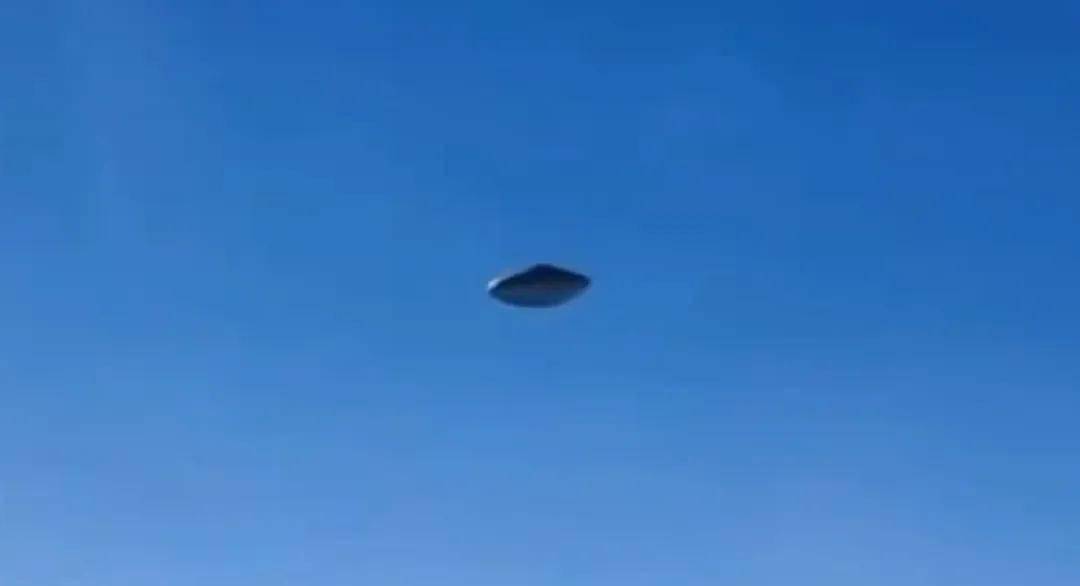 美乘客在飞机上拍到疑似UFO画面，飞碟呈圆盘状，迅速加速消失