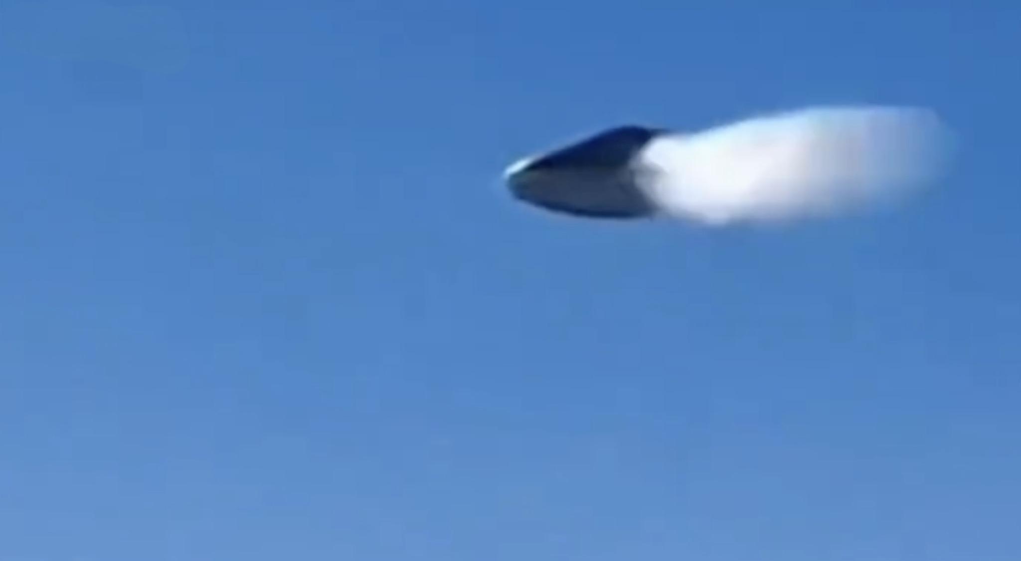 美乘客在飞机上拍到疑似UFO画面，飞碟呈圆盘状，迅速加速消失