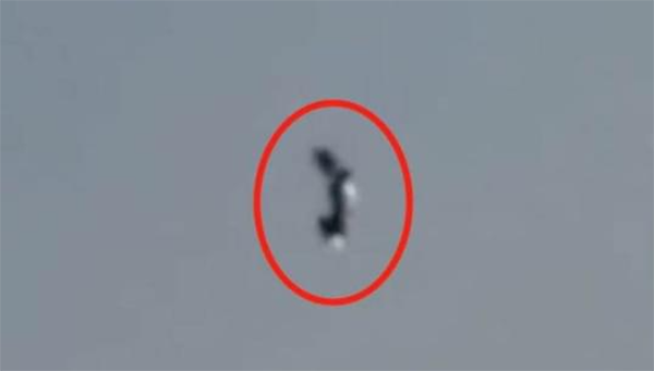 香港市民拍到UFO，呈银灰色悬浮在空中，难道外星人要来了？