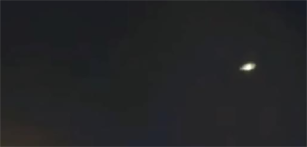 香港市民拍到UFO，呈银灰色悬浮在空中，难道外星人要来了？