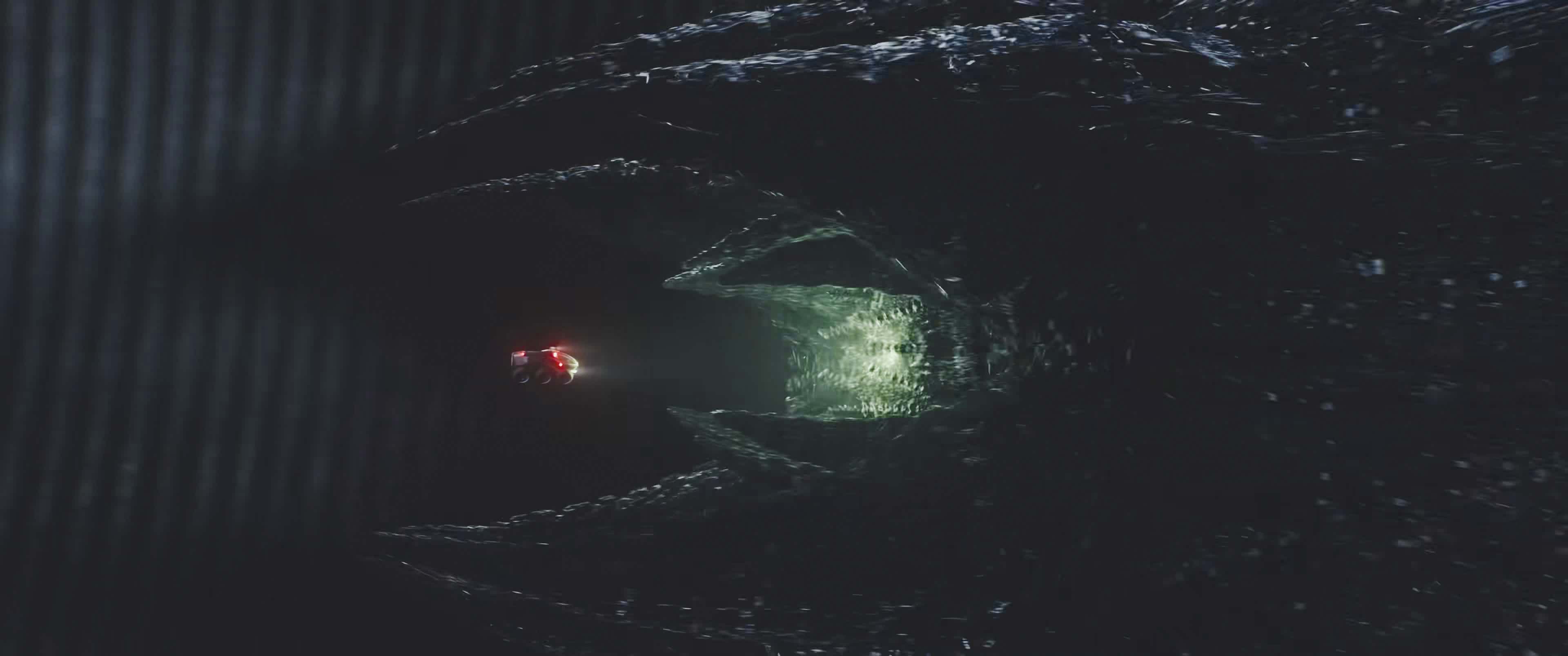 《月球陨落》再现月球空心说，外星文明就在我们身边，我们竟是外星人后裔！