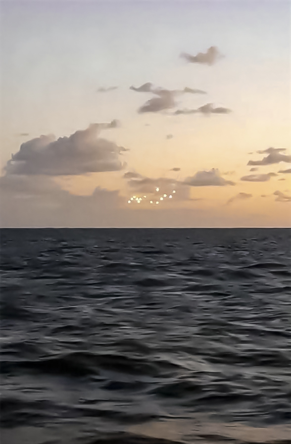 又一起目击事件！美国男子拍到14个神秘的“UFO”漂浮在海洋中央