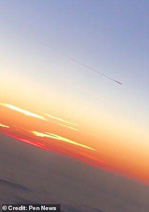 UFO？客机乘客意外拍下不明飞行物 外形似“蝌蚪”