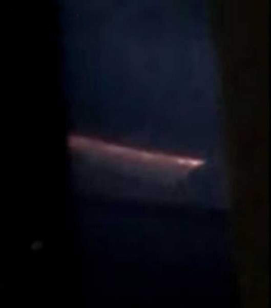 跟着飞机的UFO？乘客醒来在窗外拍到神秘火光