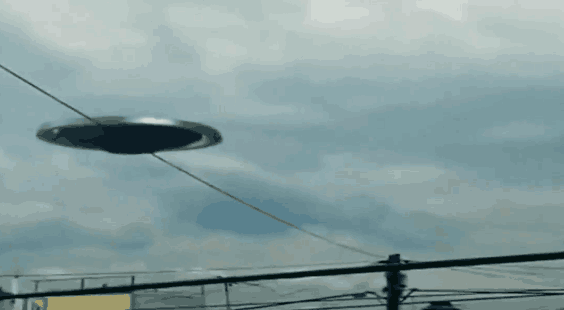 乘坐UFO飞船的外星人是小矮人？男子空中拍下离奇一幕