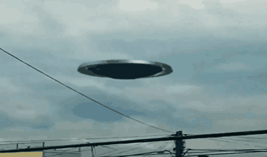 乘坐UFO飞船的外星人是小矮人？男子空中拍下离奇一幕