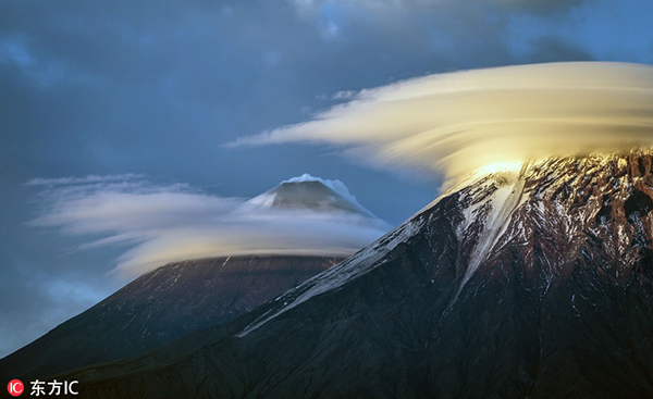 俄摄影师拍荚状云外形似UFO