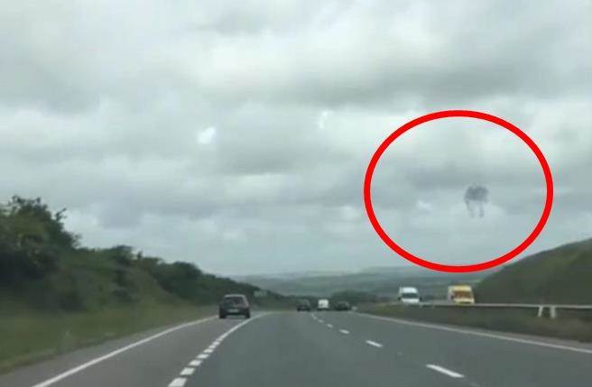 UFO现身？天空冒神秘物体不断变形