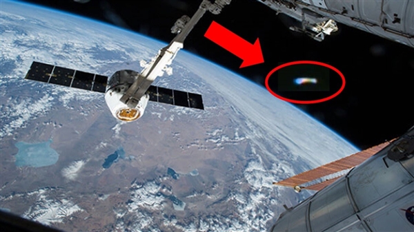 NASA拍到巨型黄金UFO：立刻掐断直播