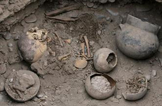 秘鲁无头遗骸之谜？在金字塔旁边 ，两者又有什么关系么