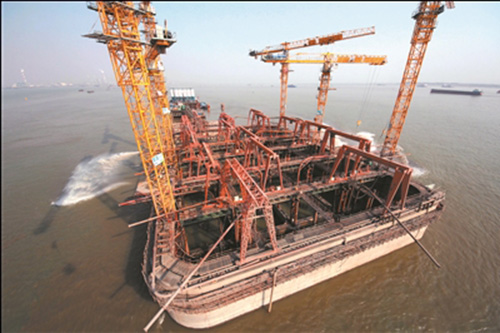 ​桥是怎么建在深海里的？