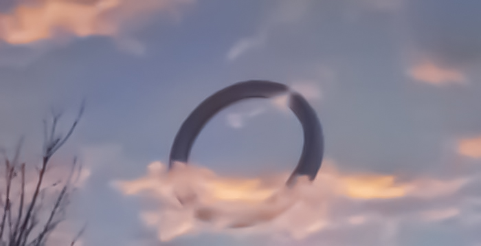 神秘不明飞行物出现在天空，疑似UFO在发射信息，看后超出认知