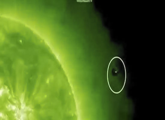 太阳周围出现的“黑三角”到底在干什么？这里有你想看的五大假设！