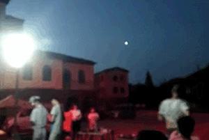 青岛天空惊现不明飞行物，疑似UFO！被不少市民亲眼看到