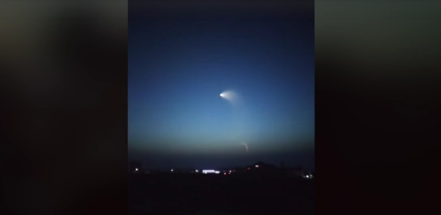 中国多地网友清晨目睹“UFO” 专家称或是枚火箭